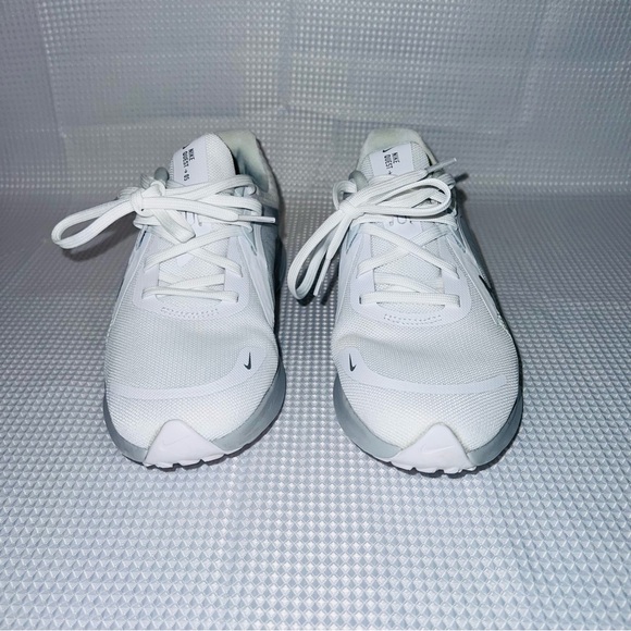 Nike Quest 05, Woman’s running shoes, white and silver, size 6.5 reg - Picture 2 of 5